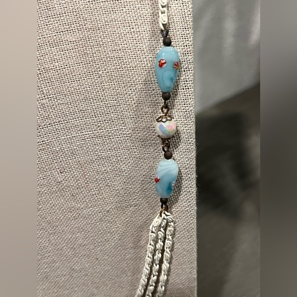 Vintage long white chain with blue long glass floral beads & AB white spacer - Picture 9 of 12